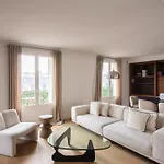 Montaigne - Sunlit Corner Penthouse With Balcony