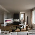 Montaigne - Sunlit Corner Penthouse With Balcony
