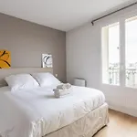 Montaigne - Sunlit Corner Penthouse With Balcony