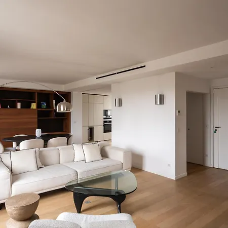 Montaigne - Sunlit Corner Penthouse With Balcony Parigi