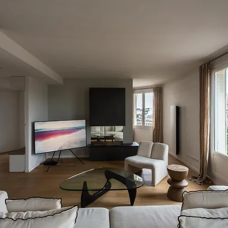 Montaigne - Sunlit Corner Penthouse With Balcony * Parigi