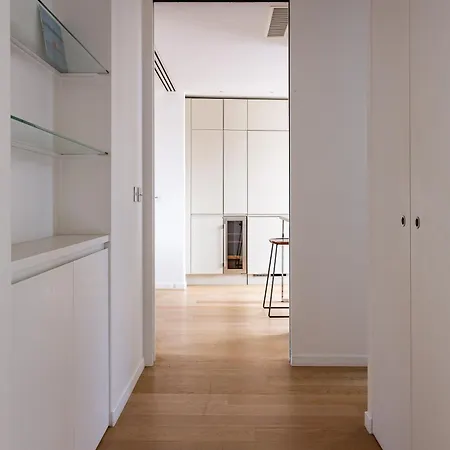 Montaigne - Sunlit Corner Penthouse With Balcony Apartment