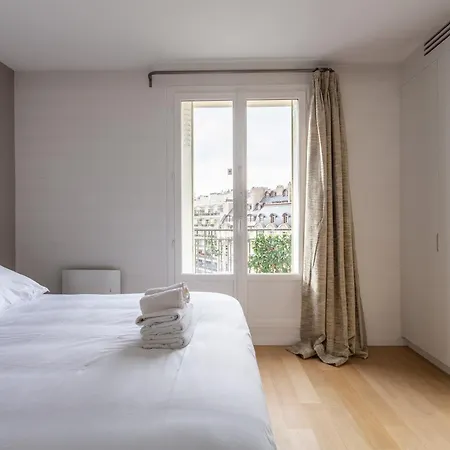 Montaigne - Sunlit Corner Penthouse With Balcony Appartamento *