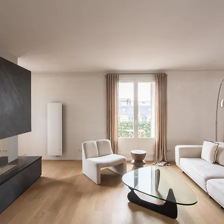 Montaigne - Sunlit Corner Penthouse With Balcony Appartamento Parigi