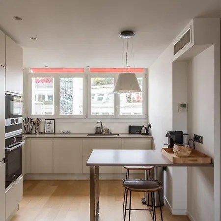 Appartamento Montaigne - Sunlit Corner Penthouse With Balcony