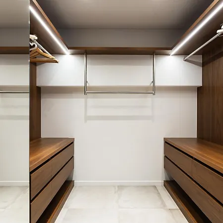 Appartamento Montaigne - Sunlit Corner Penthouse With Balcony Parigi
