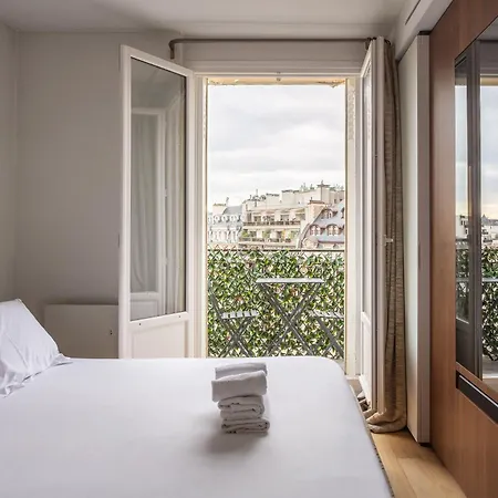 Montaigne - Sunlit Corner Penthouse With Balcony Appartamento