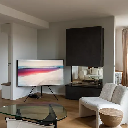 Montaigne - Sunlit Corner Penthouse With Balcony Appartamento