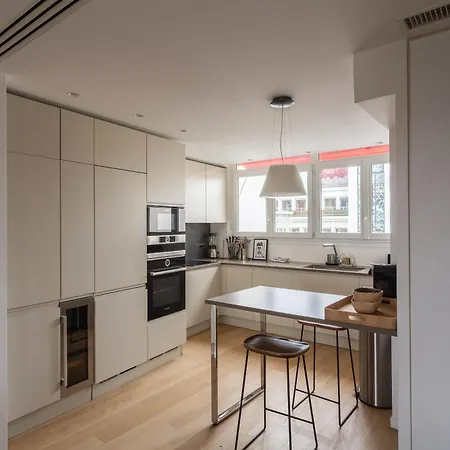 Appartamento Montaigne - Sunlit Corner Penthouse With Balcony Parigi