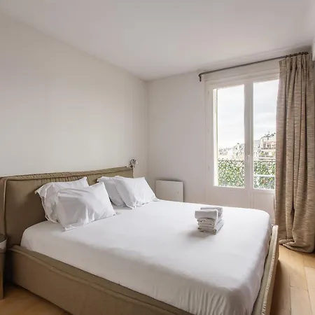 Montaigne - Sunlit Corner Penthouse With Balcony * Parigi