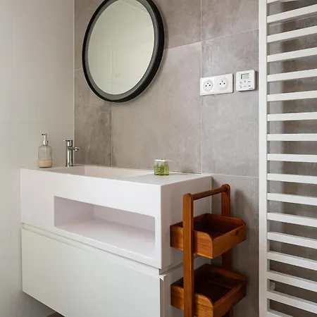 Montaigne - Sunlit Corner Penthouse With Balcony Apartment Paris