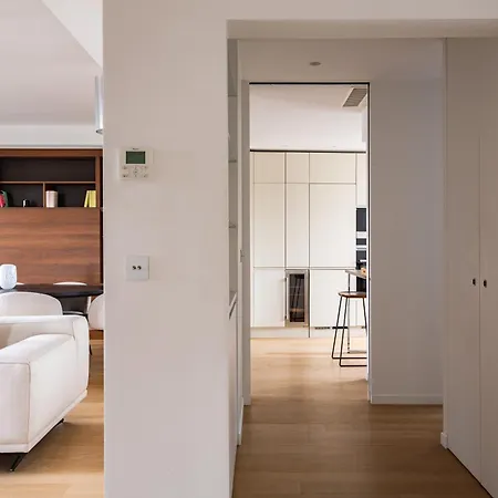 Montaigne - Sunlit Corner Penthouse With Balcony Appartamento