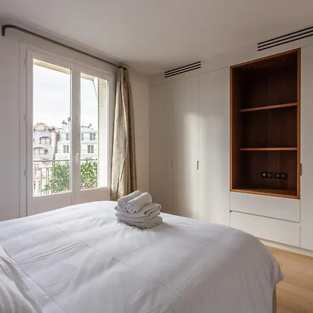 Montaigne - Sunlit Corner Penthouse With Balcony * Paris