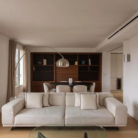Montaigne - Sunlit Corner Penthouse With Balcony Apartment