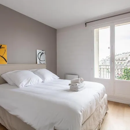 Apartment Montaigne - Sunlit Corner Penthouse With Balcony Paris