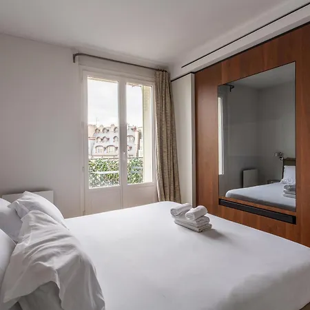 Apartment Montaigne - Sunlit Corner Penthouse With Balcony