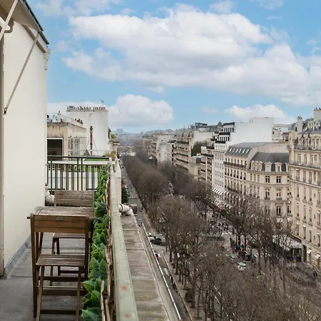 Montaigne - Sunlit Corner Penthouse With Balcony