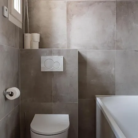 Montaigne - Sunlit Corner Penthouse With Balcony Appartamento Parigi
