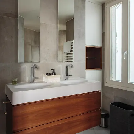 Apartment Montaigne - Sunlit Corner Penthouse With Balcony Paris