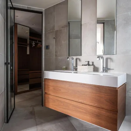 Appartamento Montaigne - Sunlit Corner Penthouse With Balcony Parigi
