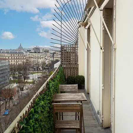 Montaigne - Sunlit Corner Penthouse With Balcony Parigi